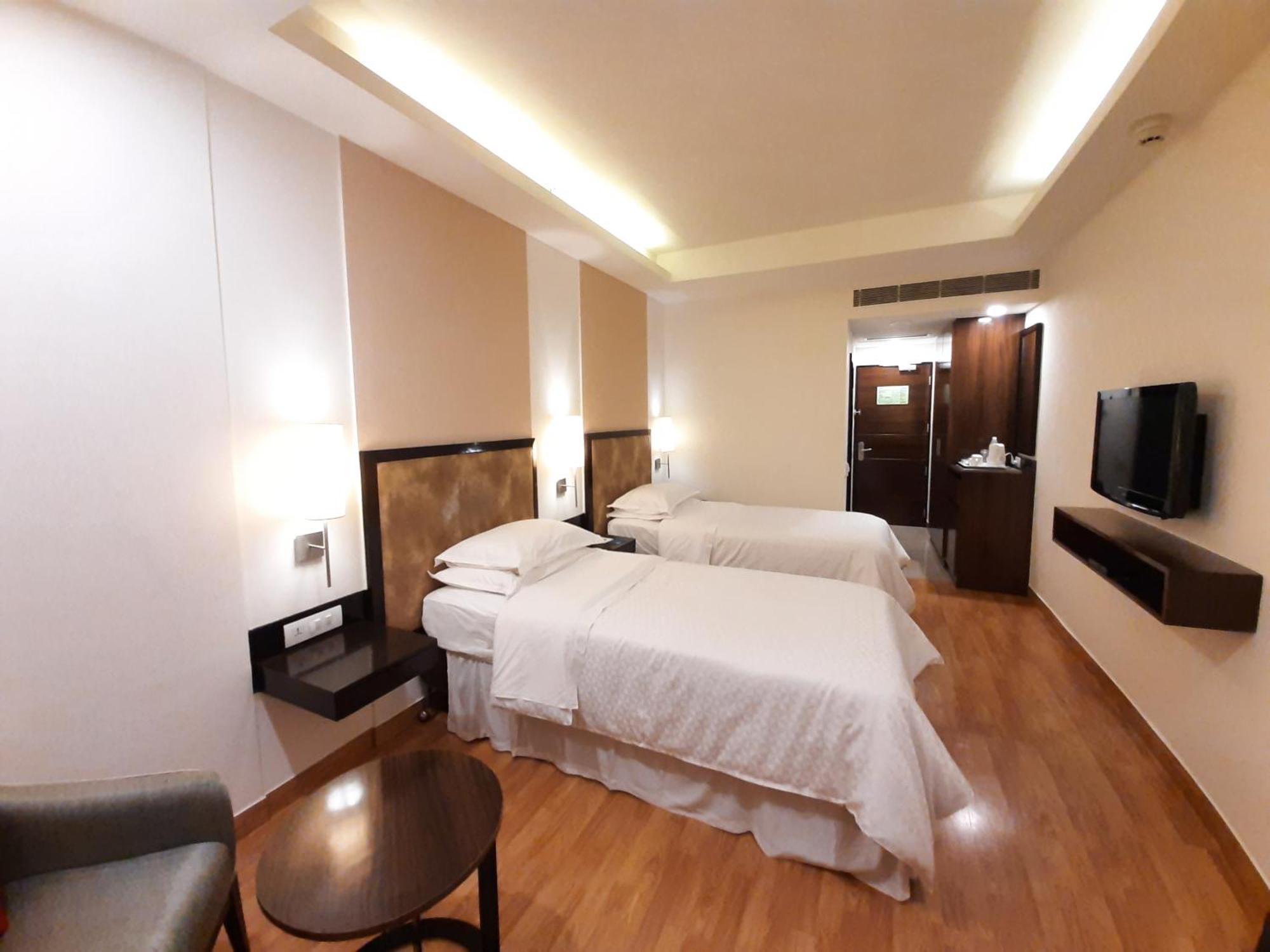 Four Points By Sheraton ואדודרה מראה חיצוני תמונה